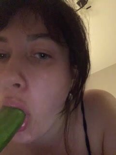 KatrinZeta трах с огурцом