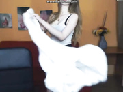 Cloe пытается насадиться на елдак