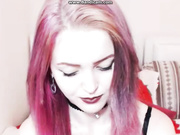 Красотка kornettakiss показывает письку