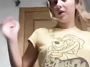 ДЕВИЦА САМА СЕБЯ ТРАХАЕТ