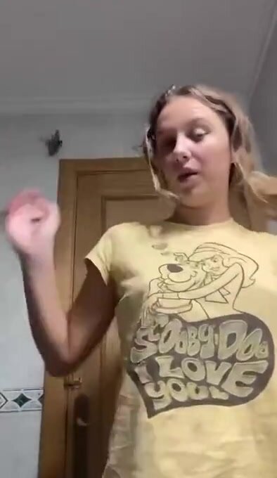 ДЕВИЦА САМА СЕБЯ ТРАХАЕТ