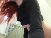 KiraSaud69 трахнула попку дилдо в подъезде