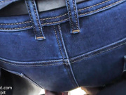 Кончил на большую шикарную жопу зрелой мамки в джинсах