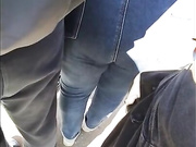 Кончил на большую шикарную жопу зрелой мамки в джинсах