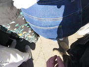 Кончил на большую шикарную жопу зрелой мамки в джинсах