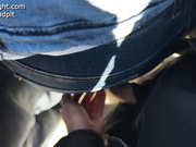 Кончил на большую шикарную жопу зрелой мамки в джинсах