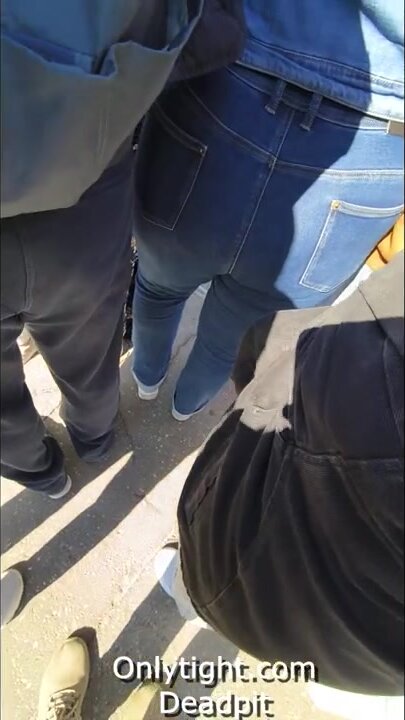 Кончил на большую шикарную жопу зрелой мамки в джинсах