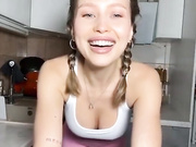 Sweet peach раздевается на кухне