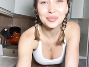 Sweet peach раздевается на кухне