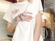 Maddie grey на кухне с дилдо