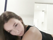 Девица дрочит