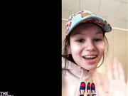 Девица дрочит