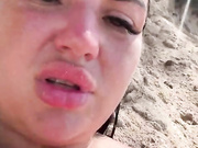 Девица дрочит на пляже