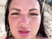 Девица дрочит на пляже