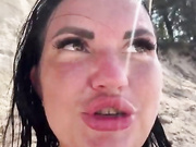 Девица дрочит на пляже