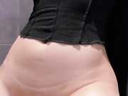 Девица сама себя трахает