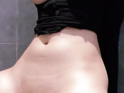 Девица сама себя трахает