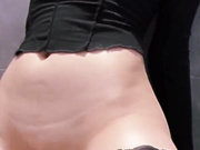 Девица сама себя трахает