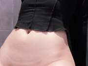 Девица сама себя трахает