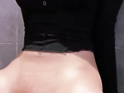 Девица сама себя трахает