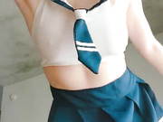 Девица дрочит