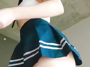 Девица дрочит