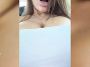 OrgazMia дрочит в такси