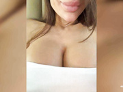 OrgazMia дрочит в такси