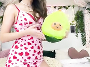 Девица сама себя трахает