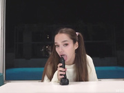 Девица сама себя трахает