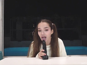 Девица сама себя трахает