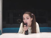 Девица сама себя трахает