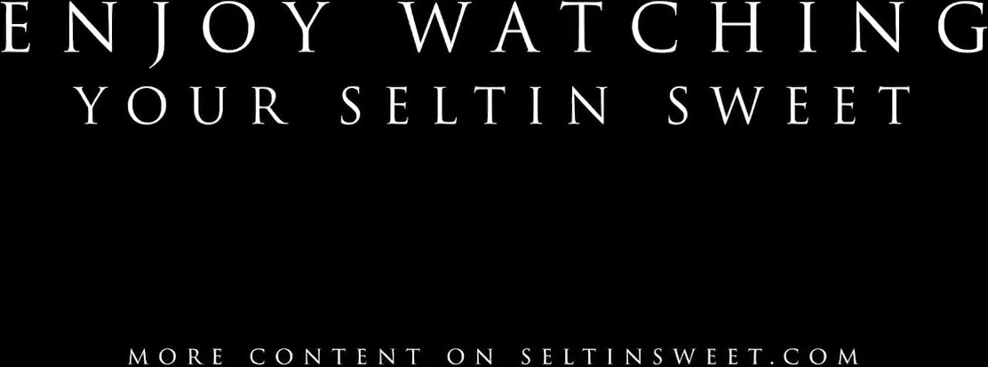 Девица сама себя трахает