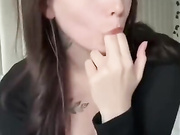 Девица сама себя трахает