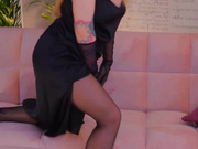 D_i_aM апскирт в колготках на диване-2