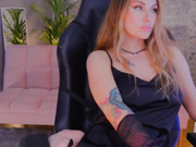 D_i_aM апскирт в колготках на диване-2