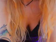 D_i_aM апскирт в колготках на диване-2