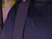 D_i_aM апскирт в колготках на диване-2