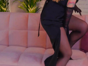D_i_aM апскирт в колготках на диване-2