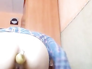 Девица сама себя трахает