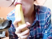 Девица сама себя трахает