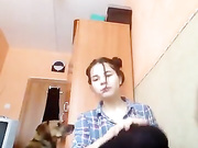 Девица сама себя трахает