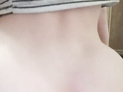 Девица сама себя трахает