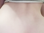 Девица сама себя трахает