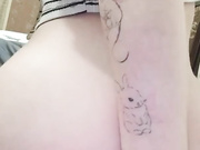 Девица сама себя трахает