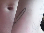 Девица сама себя трахает