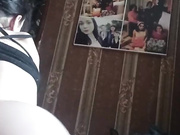 Девица сама себя трахает