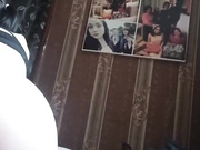 Девица сама себя трахает