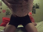 Девица дрочит