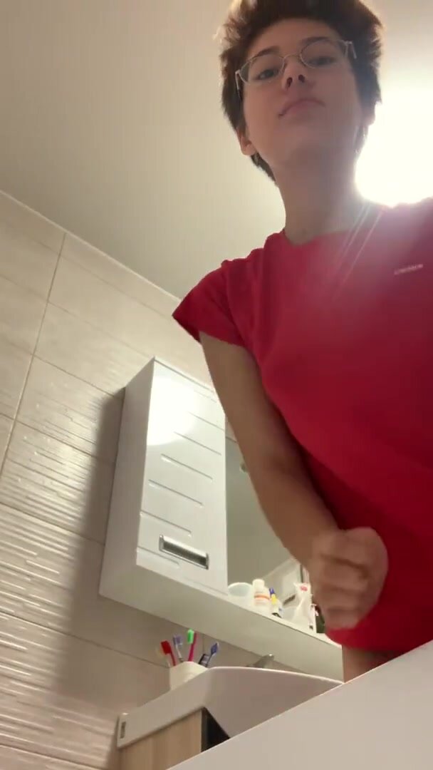 Девица сама себя трахает